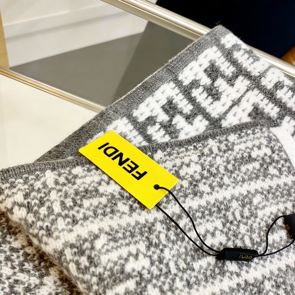 <AUTHENTIC>Fendi Scarf - Picture 5 of 5